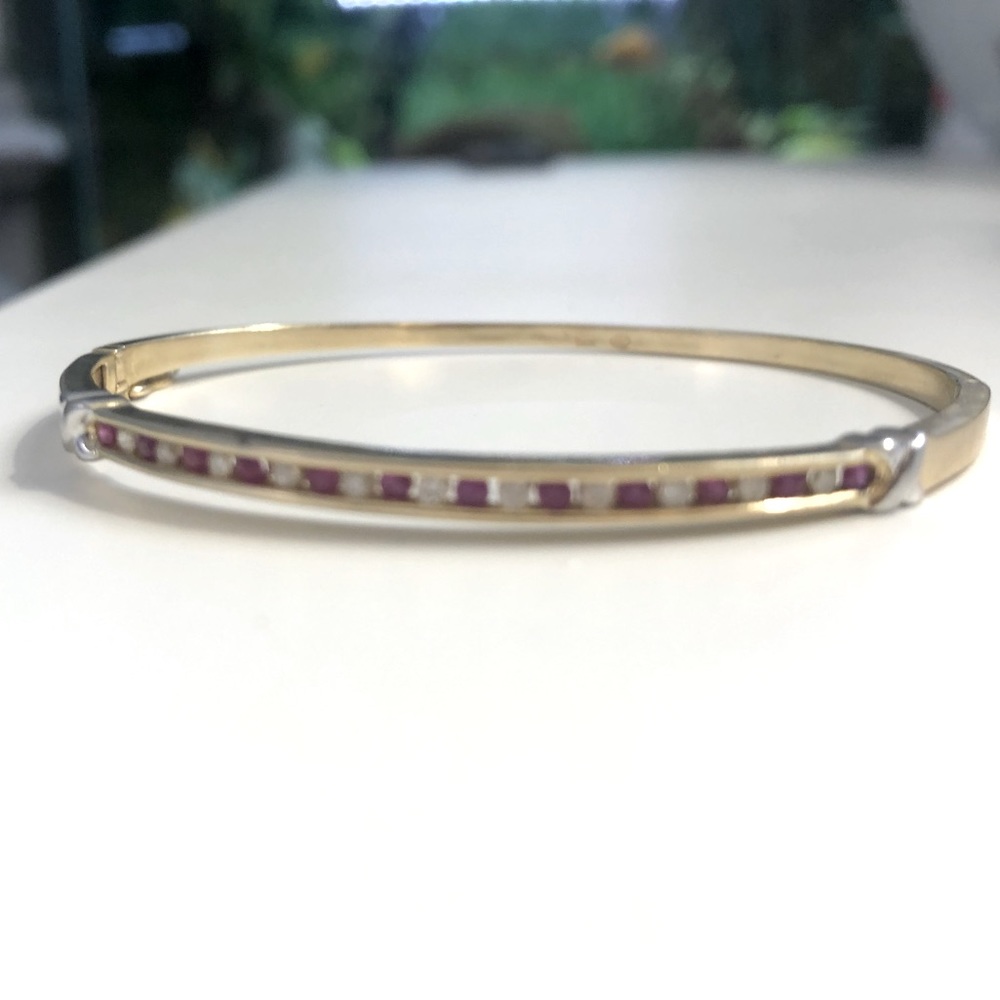Beautiful such a simple yet classy bracelet